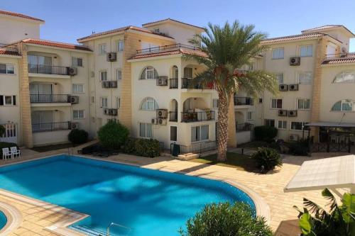 a hotel with a swimming pool in front of a building at Schöne Unterkunft mit Meerblick in Kalecik
