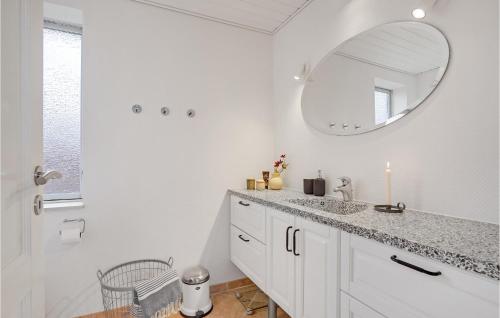 La salle de bains blanche est pourvue d'un lavabo et d'un miroir. dans l'établissement Gorgeous Home In Sunds With Kitchen, à Sunds