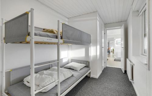 sypialnia z 2 łóżkami piętrowymi i korytarzem w obiekcie Gorgeous Home In Sunds With Kitchen w mieście Sunds