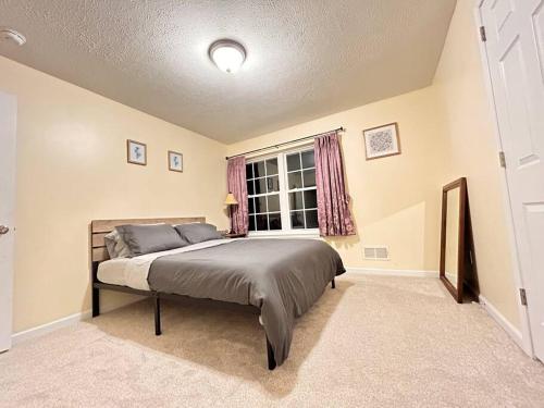 Krevet ili kreveti u jedinici u okviru objekta Modern 5 Bedroom Pocono house - Jacuzzi - Gameroom - Near Lake - Golf Couse