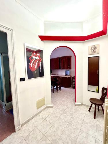 sala de estar con arco y comedor en Bella House, a 200 metri dalla metropolitana, en Turín