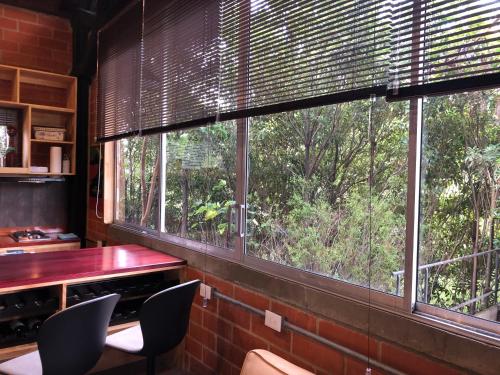 a room with a table and two chairs and a window at Cabaña Campestre La Rayuela-Fuquene in Fúquene