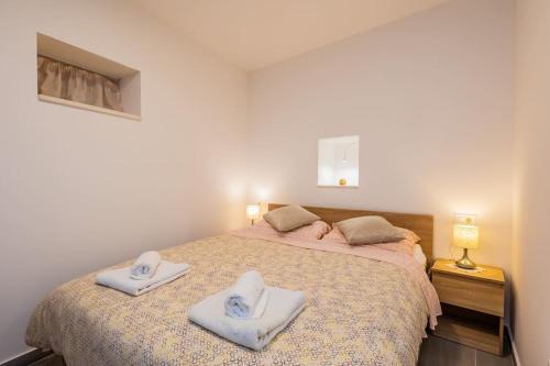 um quarto com uma cama com duas toalhas em Bozena's studio apartment em Split