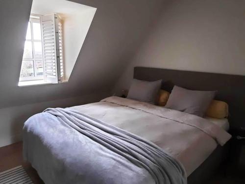 - une chambre avec un lit et une fenêtre dans l'établissement Tranquil villa in Vlaanderen with terrace, 