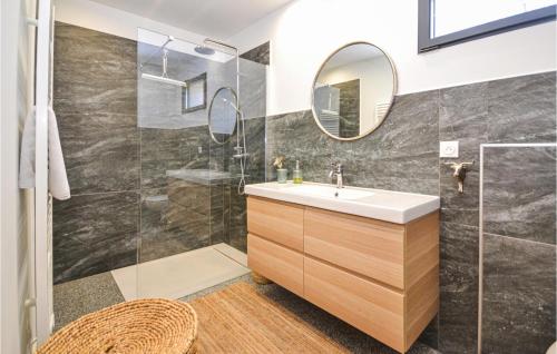 y baño con lavabo y ducha. en 2 Bedroom Lovely Home In Berre Letang, en Berre-lʼÉtang