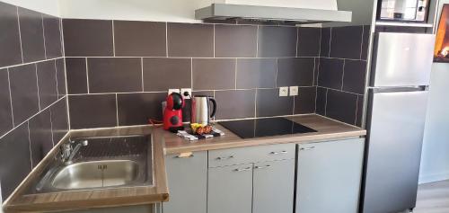 Kuchyňa alebo kuchynka v ubytovaní Triangle d'or - Calme et Cosy, Appartement 1 chambre