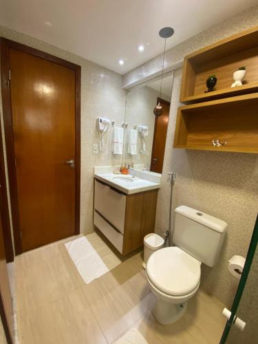 a bathroom with a toilet and a sink at Beach Place - Apartamento 03 decorado a 100m da Praia do Cumbuco in Cumbuco