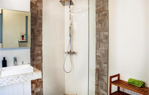 uma cabina de duche na casa de banho com um lavatório em 4 Bedroom Stunning Home In Rognes em Rognes