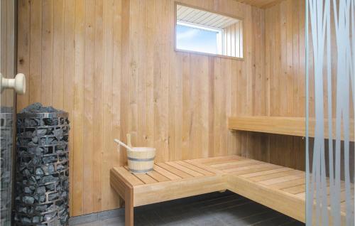 ブロックフスにある4 Bedroom Cozy Home In Blokhusの木製の壁にベンチ付きのサウナ