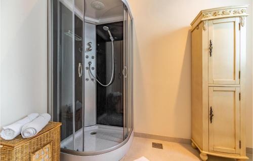 eine Dusche mit Glaskabine im Bad in der Unterkunft Lovely Home In Banjole With Jacuzzi in Banjole