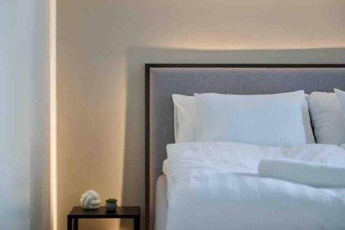Postel nebo postele na pokoji v ubytování 1BR Suite - King Size Bed - Wi-Fi - Gym & Sauna