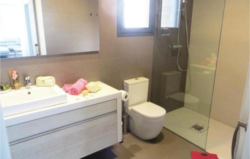 ロハレスにあるCozy Home In Rojales With Kitchenetteのバスルーム(洗面台、トイレ、シャワー付)