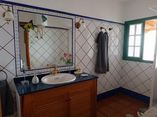 ロス・ジャノス・デ・アリダネにあるCasa La Majadaのバスルーム(洗面台、鏡付)