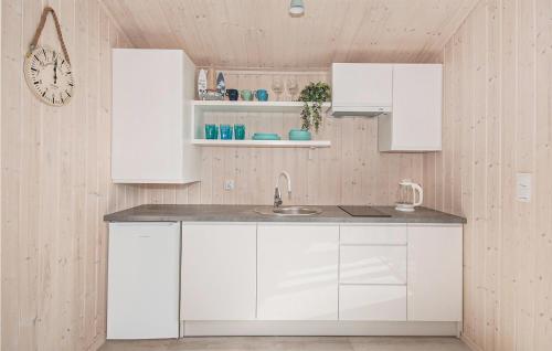 Kuchyň nebo kuchyňský kout v ubytování Beautiful Home In Darlowo With Kitchen