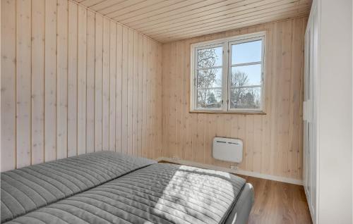 Katil atau katil-katil dalam bilik di Beautiful Home In Vejby With Kitchen