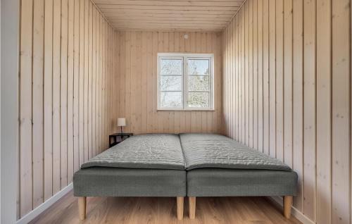 Katil atau katil-katil dalam bilik di Beautiful Home In Vejby With Kitchen