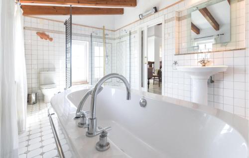 een witte badkamer met een bad en een wastafel bij Beautiful Home In Benissa With Kitchen in Benissa