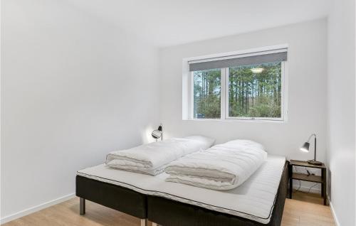Camera bianca con letto e 2 cuscini. di Marielyst a Svendborg