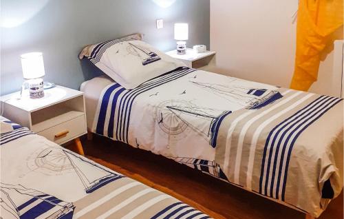 Plouguenast Langastにある3 Bedroom Awesome Home In Saint-carreucのベッドルーム1室(ベッド2台、ナイトスタンド2台付)