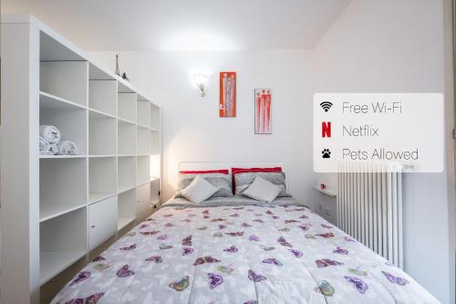 1 dormitorio con 1 cama con estanterías blancas en Delizioso flat in centro storico - Free WiFi & Netflix en Massa Lombarda