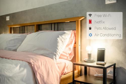 Säng eller sängar i ett rum på Attico con travi a vista - Free WiFi & Parking