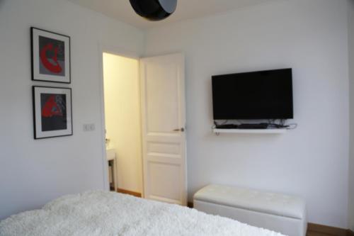 TV a/nebo společenská místnost v ubytování Les Suites de Vanves - Parc des expositions Porte de Versailles