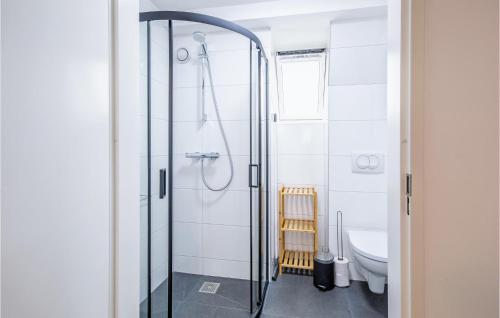 uma casa de banho com um chuveiro e um WC. em Wieringen Waddenlodge em Den Oever