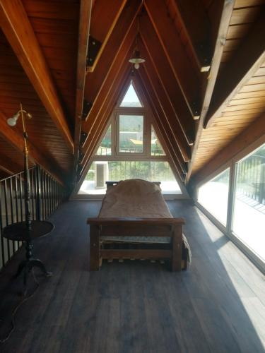 una camera da letto con un letto in una stanza con finestre di Casa en Potrero de los Funes a Potrero de los Funes