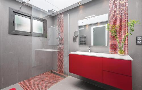 La salle de bains est pourvue d'un lavabo rouge et d'une douche. dans l'établissement Stunning Home In Alella With Outdoor Swimming Pool, à Alella