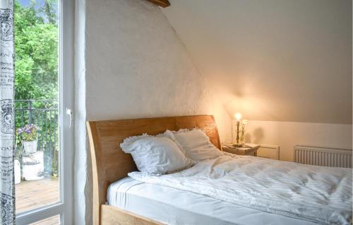 Postel nebo postele na pokoji v ubytování Cozy Home In Skivarp With Kitchen