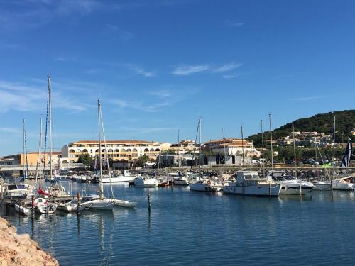 un groupe de bateaux amarrés dans un port dans l'établissement Studio moderne à Sète proche des plages - FR-1-338-161, à Sète