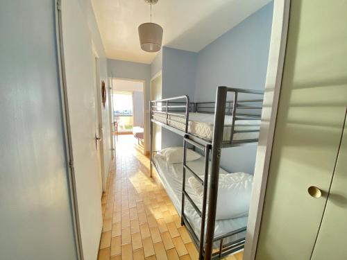 - un couloir avec 2 lits superposés dans une chambre dans l'établissement Appartement T2 RDC - Mer à 200m, Animaux OK, Parking - FR-1-231-159, à Bretignolles-sur-Mer