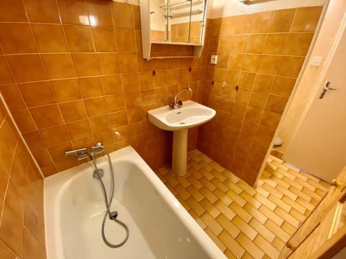 une salle de bain avec une baignoire et un lavabo dans l'établissement Appartement T2 RDC - Mer à 200m, Animaux OK, Parking - FR-1-231-159, à Bretignolles-sur-Mer