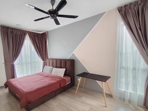 um quarto com uma cama e uma ventoinha de tecto em KL City View near DESA PARK Mont Kiara 8-9Pax 中文房东 em Kuala Lumpur