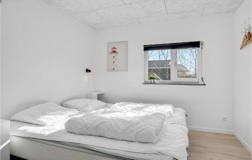 Sønder HurupにあるNice Home In Hadsund With Indoor Swimming Poolの窓付きの白い部屋の白いベッド