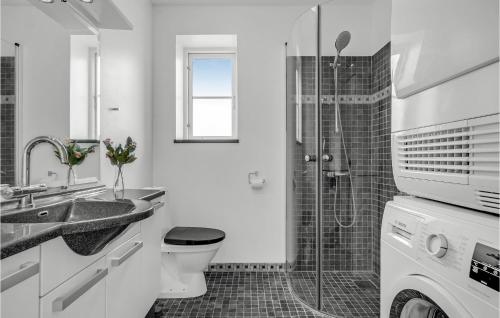 uma casa de banho com um WC, um lavatório e um chuveiro em Awesome Home In Hornbk With Kitchen em Hornbæk