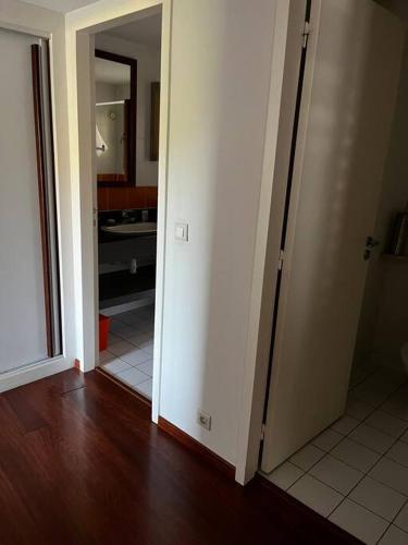 une porte ouverte sur une chambre avec une cuisine dans l'établissement The place to be, à Nouméa