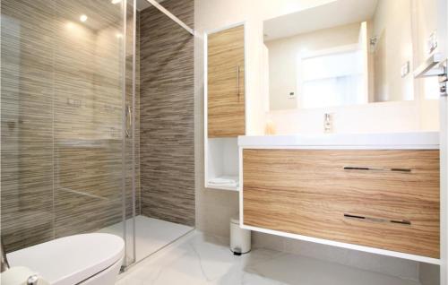 een badkamer met een douche en een toilet bij Beautiful Apartment In Elche With Kitchenette in Arenales del Sol
