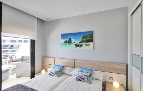アレナレス・デル・ソルにあるBeautiful Apartment In Elche With Kitchenetteのベッドルーム1室(ベッド1台付)が備わります。