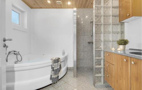 Amazing Home In Eg With Kitchen في Egå: حمام مع حوض استحمام ودش ومغسلة