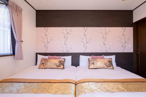 sypialnia z łóżkiem z 2 poduszkami w obiekcie スカイハウス富士河口湖 w mieście Fujikawaguchiko