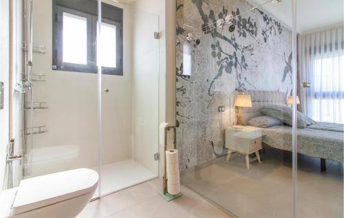 een badkamer met een douche en een slaapkamer met een bed bij Stunning Home In Castalla With Wifi in Castalla