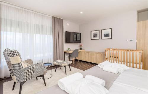 une chambre d'hôtel avec un lit, une table et des chaises dans l'établissement Amazing Home In Udbina With Indoor Swimming Pool, à Udbina