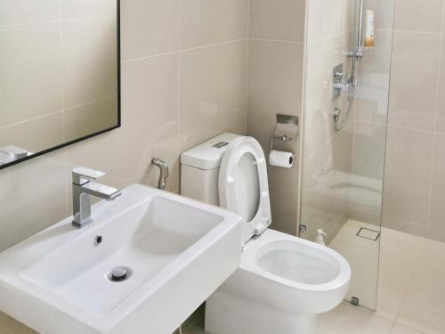 bagno con lavandino, servizi igienici e specchio di KL City View near DESA PARK Mont Kiara 8-9Pax 中文房东 a Kuala Lumpur