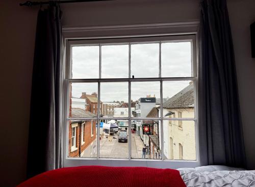 a window with a view of a city street at The Farthings, Romsey Apartment in Romsey