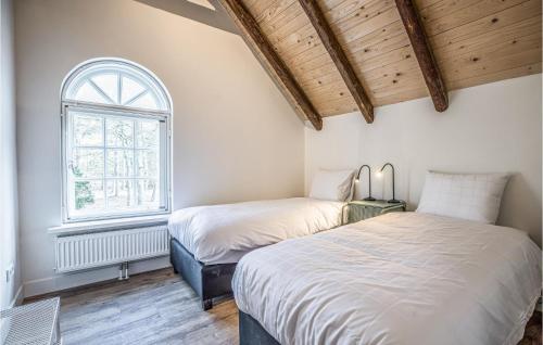 een slaapkamer met 2 bedden en een raam bij 6 Bedroom Gorgeous Home In Nijverdal in Zuna