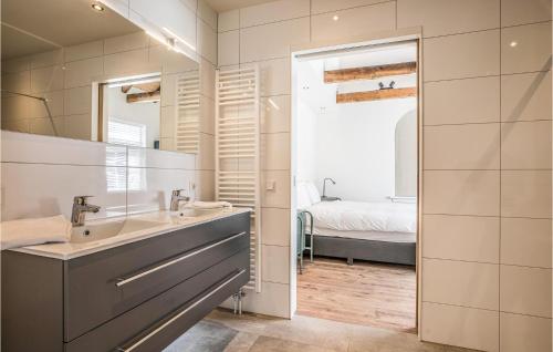 baño con lavabo, espejo y cama en 6 Bedroom Gorgeous Home In Nijverdal en Zuna