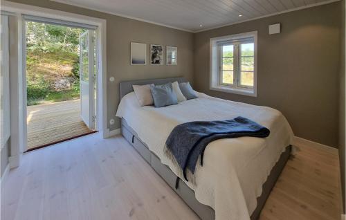 Un dormitorio con una cama grande y una ventana en Stunning Home In Stillingsn With Kitchen en Stillingsön