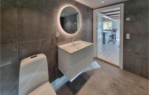 y baño con lavabo y espejo. en Stunning Home In Stillingsn With Kitchen en Stillingsön