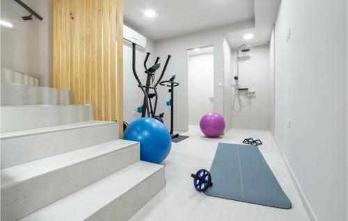 baño con escaleras, ducha y bola azul en Beautiful Home In Klis With Wifi, en Klis